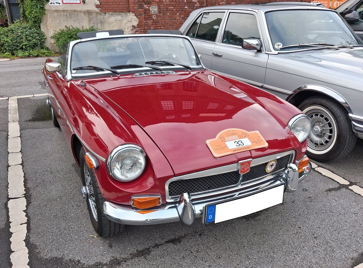 MG B im Farbton damask red aus dem Modelljahr 1974. Der MG B wurde im Jahr 1962 vorgestellt und bis ins Jahr 1980 produziert. Er war einer der erfolgreichsten Roadster der Automobilgeschichte. Der Vierzylinderreihenmotor leistet 95 PS aus einem Hubraum von 1798 cm�. Wie man an den seitlichen Begrenzungsleuchten erkennen kann, ist dieser MG B ein US-Reimport. 13. Saarner Oldtimer-Cup am 30.08.2026 in M�lheim an der Ruhr/Saarn.