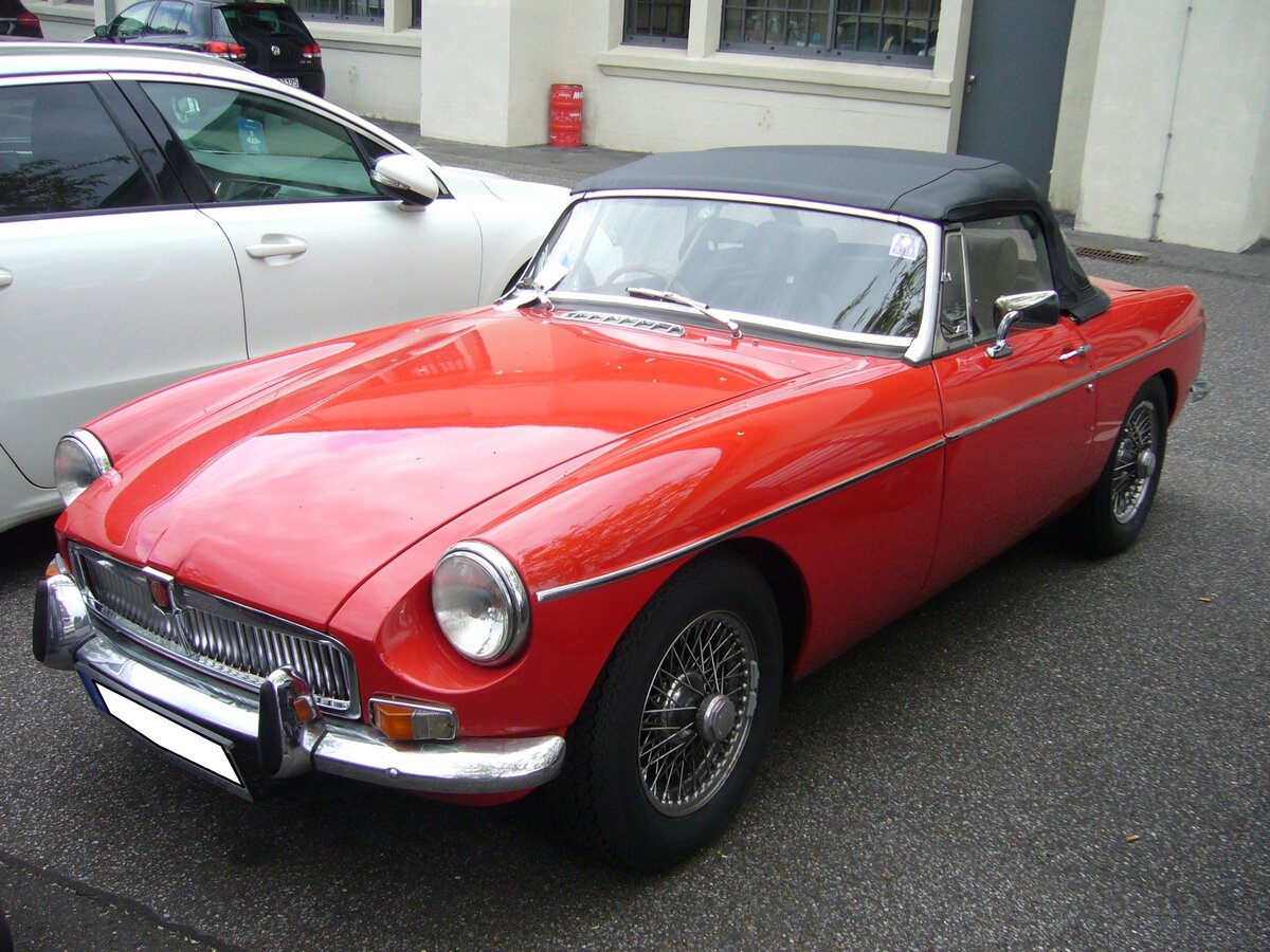 MG B im Farbton flame red aus dem Modelljahr 1971. Der MG B wurde 1962 vorgestellt und bis 1980 produziert. Er war einer der erfolgreichsten Roadster der Automobilgeschichte. Der Vierzylinderreihenmotor leistet 95 PS aus 1798 cm³ Hubraum. Besucherparkplatz der Düsseldorfer Classic Remise am 07.06.2021.