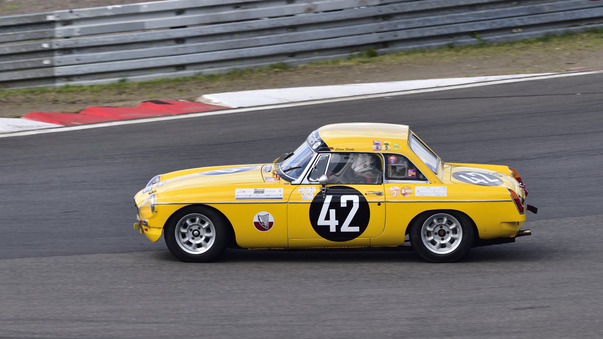 MG B, Historic Championship`65, gefahren werden Sprintrennen mit einer Renndauer von 2 x 30 Minuten bis 2 x 40 Minuten (je Veranstaltung).
Zugelassen sind Fahrzeuge der Kategorie GT, Tourenwagen und zweisitzige Rennsportwagen der Baujahre 1947 bis 1965 nach dem Reglement der FIA Anhang „K“.
Aufnahmen vom: N�rburgring Classic am 13.06.2026, aus den Zuschauer Bereichen.