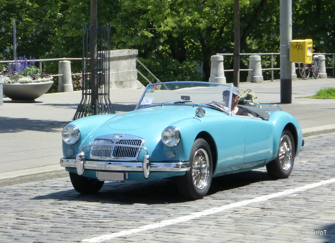 MG Cabrio in Hellblau unterwegs in der Stadt Bern am 06.06.2015