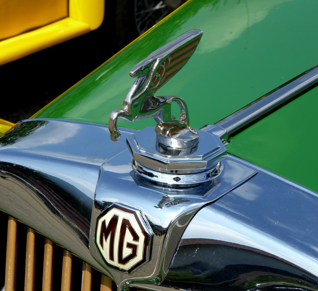 MG, Logo und Khlerfigur an einem Oldtimer-Roadster der britischen Fahrzeugfirma, gegrndet 1923, Okt.2015