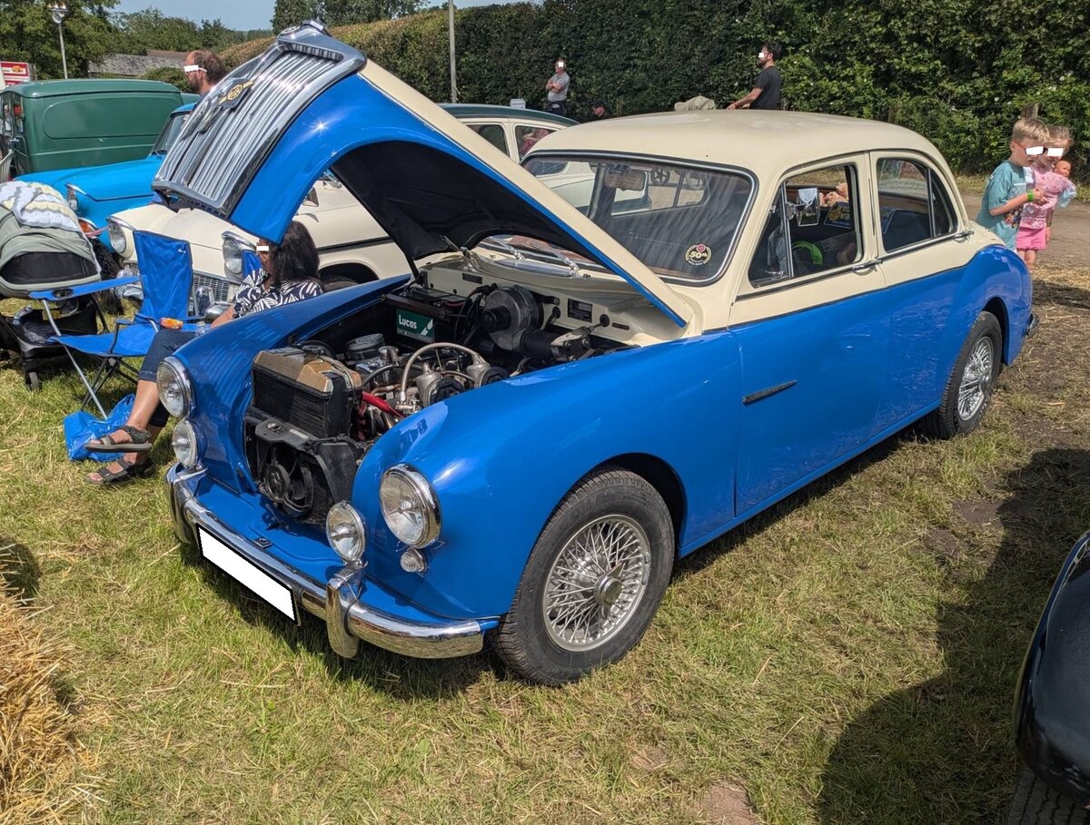 MG Magnette der Baureihe ZA, wie er von 1953 bis 1956 gebaut wurde. Angetrieben wird, der nur als viert�rige Limousine lieferbare Magnette ZA, von einem Vierzylinderreihenmotor, der aus einem Hubraum von 1489 cm� 60 PS leistet. Der Motor stammte �brigens aus dem Regal von Austin. Die H�chstgeschwindigkeit gab das Werk mit ca. 130 km/h an. Der gezeigte Wagen wurde im Juli 1955 erstmalig zum britischen Stra�enverkehr zugelassen. Abergavenny Steam and Vintage Show am 27.05.2023.