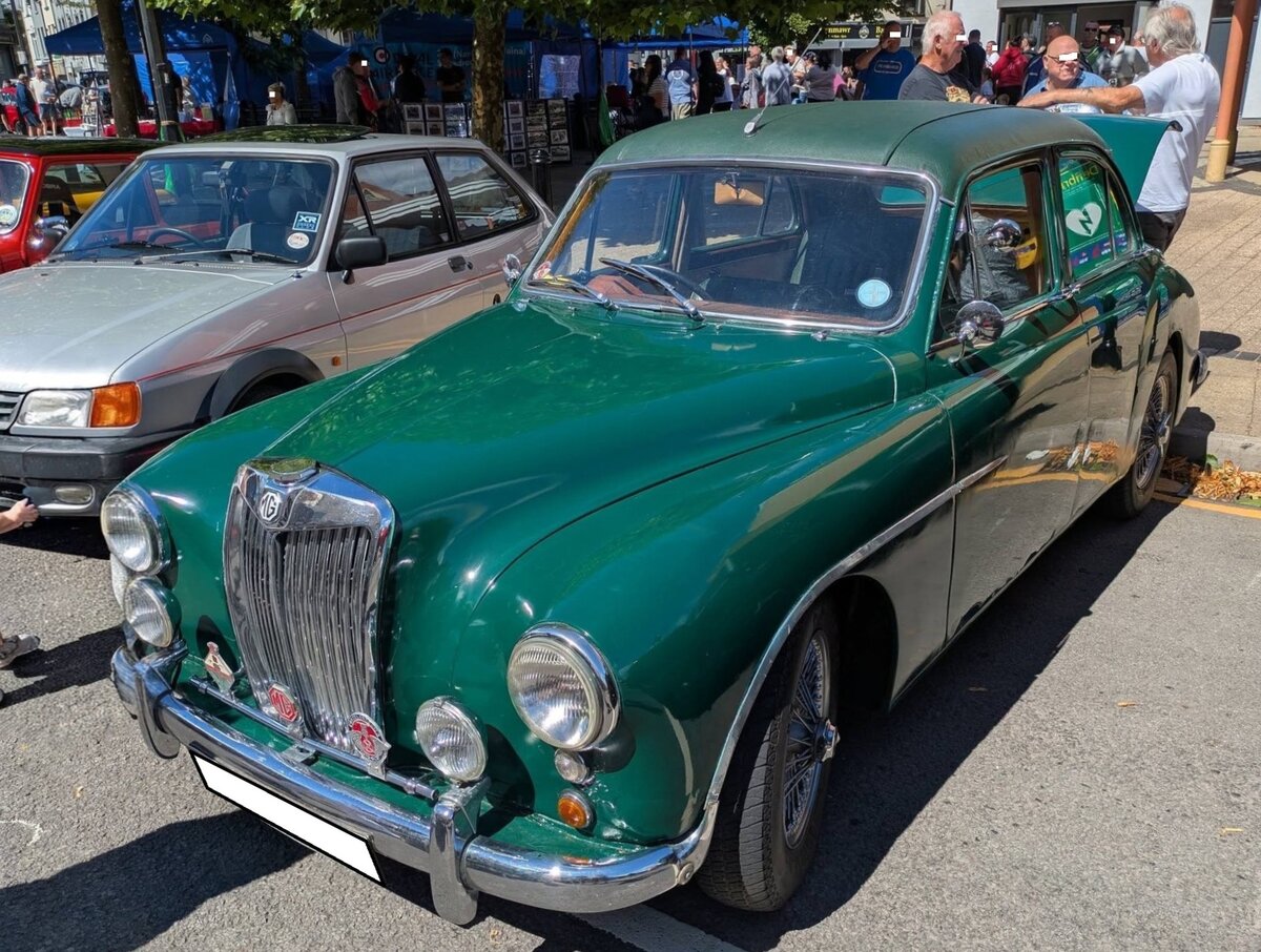 MG Magnette der Baureihe ZA, wie er von 1953 bis 1956 gebaut wurde. Angetrieben wird, der nur als viert�rige Limousine lieferbare Magnette ZA, von einem Vierzylinderreihenmotor, der aus einem Hubraum von 1489 cm� 60 PS leistet. Der Motor stammte �brigens aus dem Regal von Austin. Die H�chstgeschwindigkeit gab das Werk mit ca. 130 km/h an. Der gezeigte Wagen wurde 1955 erstmalig zum britischen Stra�enverkehr zugelassen. Brynmawr Classic Car Show/South Wales am 26.07.2026.