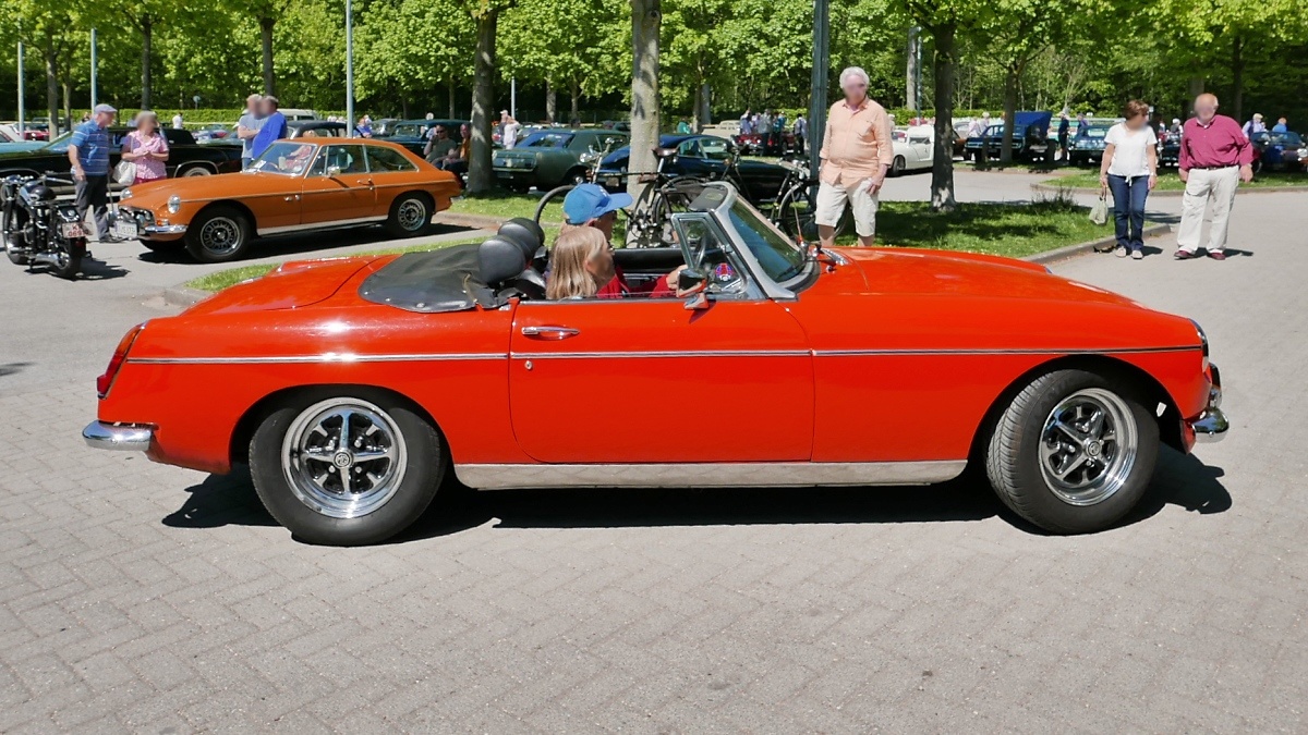 MG MGB Roadster auf dem Oldtimer-Treffen an der Rennbahn in Krefeld, 8.5.16