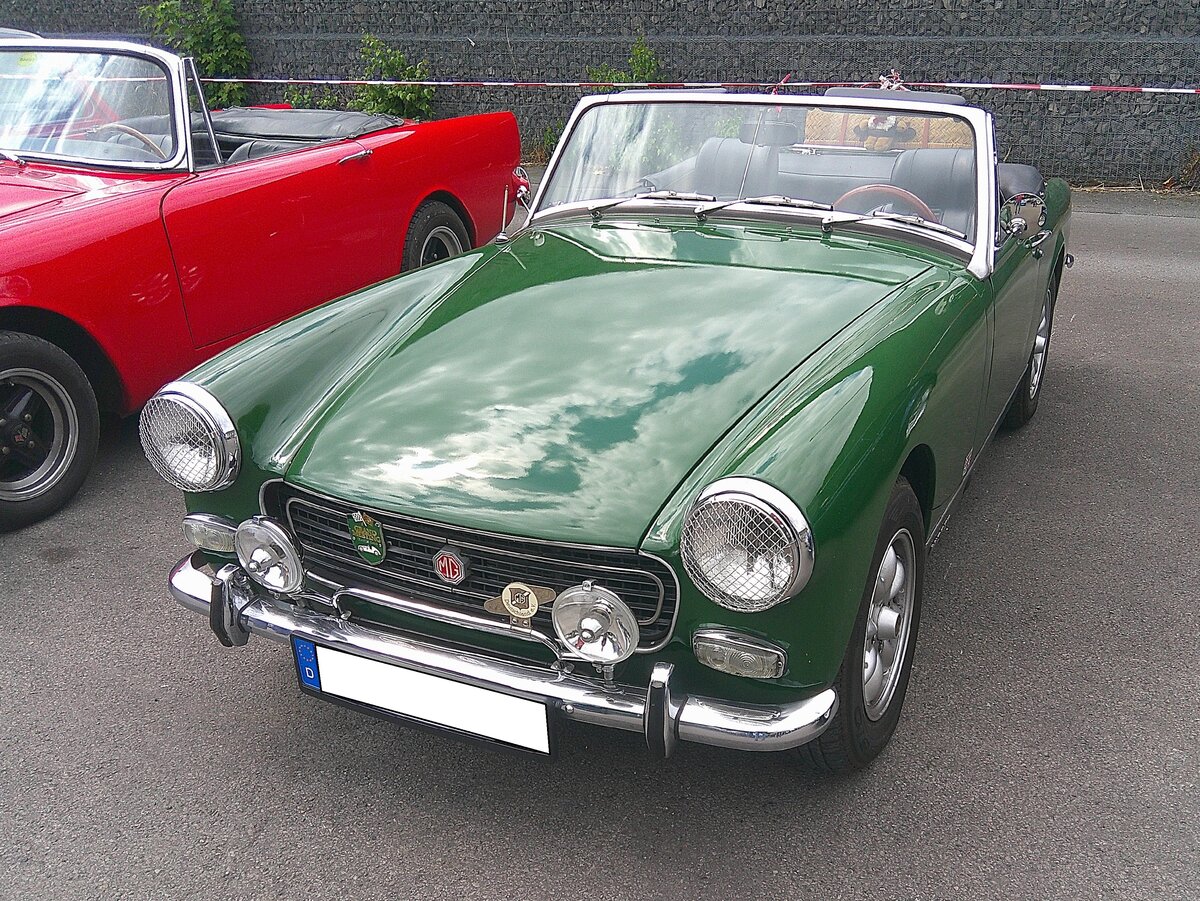 MG Midget MK3 im Farbton brooklands green, gebaut von 1966 bis 1974. Der Midget, zu deutsch  Zwerg , wurde bereits 1961 vorgestellt und permanent optisch und technisch leicht ver�ndert. Im MK3 war der Motor des Mini-Cooper S verbaut. Der Vierzylinderreihenmotor hat einen Hubraum von 1275 cm� und leistet 65 PS. 10. BCMM ( B ritish C ar M otorcycle M eeting) am 19.07.2026 an Mo´s Bikertreff in Krefeld.
 