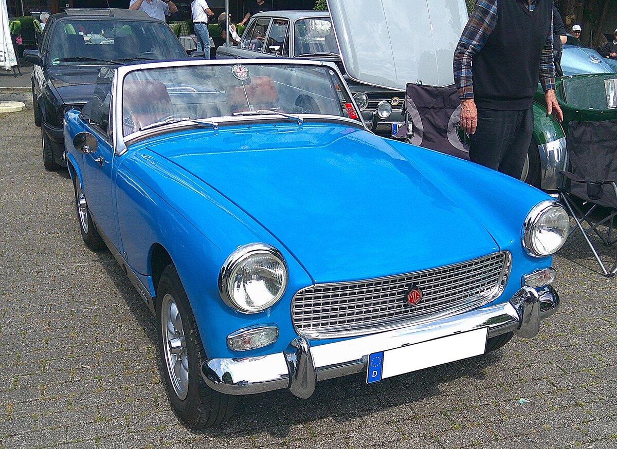 MG Midget MK3 in der Lackierung pageant blue. Produziert wurde das Modell in den Jahren von 1966 bis 1974. Der Midget (zu deutsch = Zwerg) wurde bereits im Jahr 1961 vorgestellt. Im MK3 war der Motor des Mini-Cooper S verbaut. Der Vierzylinderreihenmotor hat einen Hubraum von 1275 cm� und leistet 65 PS. Oldtimertreffen Essen-Burgaltendorf am 10.05.2026.