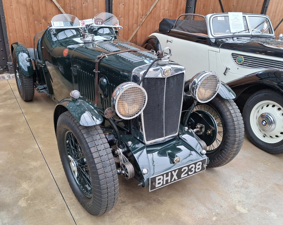 MG NA Magnette aus dem Jahr 1934. Dieses Auto wurde im Dezember 1934 von einem Kunden als Fahrgestell direkt vom Werk erworben, der daf�r eine spezielle Karosserie aus Leichtmetall anfertigen lie�. Der Motor war hochgetunt und verf�gte �ber ein Verdichtungsverh�ltnis von 9:1, ein sehr leichtes Schwungrad sowie bearbeitete und polierte Ein- und Auslasskan�le. Die Gesamtkosten des fertiggestellten Wagens beliefen sich damals auf fast utopische � 500,00. Im Laufe des Jahres 1935 fuhr der Besitzer mit dem Wagen sowohl in Brooklands als auch im Donington Park Rennen, allerdings ohne gro�en Erfolg, da er gegen ERA-Fahrzeuge und andere leistungsst�rkere Autos antrat. Der Vierzylinderreihenmotor hat einen Hubraum von 1271 cm� und leistet 68 PS. Dank des �berarbeiteten Motors waren Geschwindigkeiten bis zu 110 m/ph mit diesem Zweisitzer machbar. Classic Remise D�sseldorf am 26.09.2026.