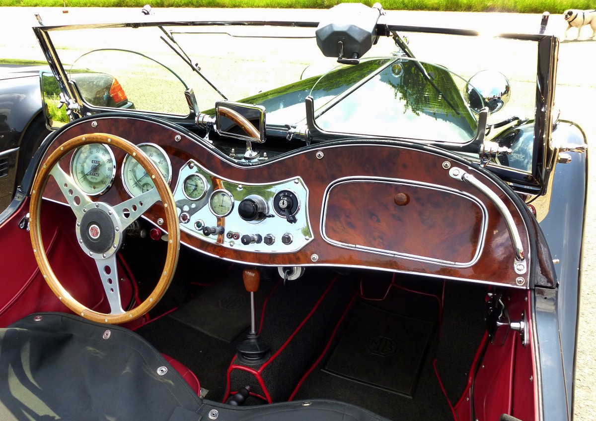 MG Roadster, Blick in den Innenraum, Oldtimertreff Oberwinden, Juni 2015