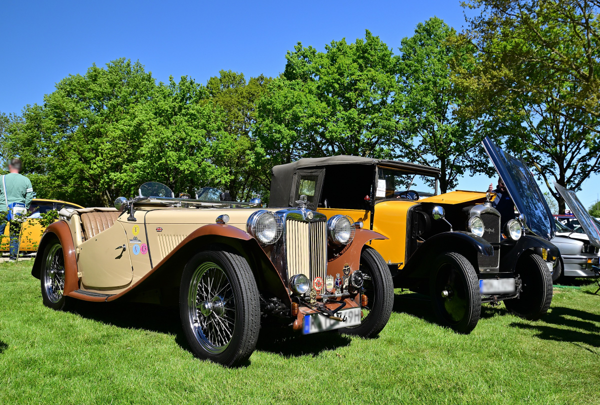 MG TC und Peugeot Type 190S von 1929, am 1.5.2026 auf dem Show / Ausstellungsgel�nde des Fr�hlingserwachen der Oldtimerfreunde Grenzland, Loherhof Geilenkirchen.