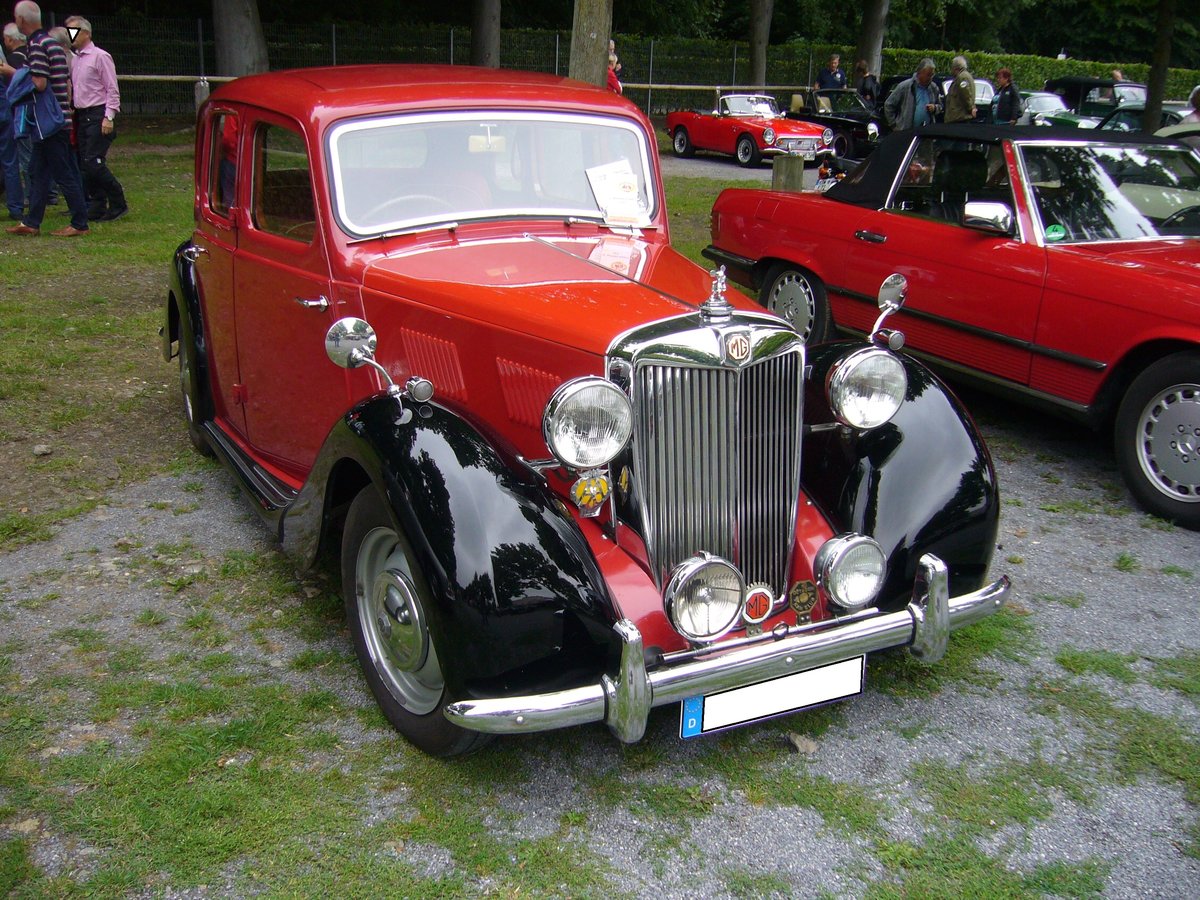 MG YA Saloon. 1947 - 1953. Es handelt sich um eine viertürige und viersitzige Limousine im klassischen englischen Vorkriegsstil. Der 4-Zylinderreihenmotor hat einen Hubraum von 1250 cm³ und leistet ca. 48 PS. Oldtimertreffen an der Galopprennbahn Krefeld am 16.07.2017.