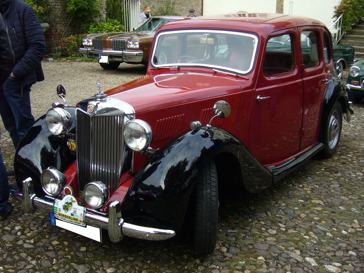 MG YA Saloon, prodziert von 1947 bis 1953. Es handelt sich um eine viertürige und viersitzige Limousine im klassischen englischen Vorkriegsstil. Der Vierzylinderreihenmotor hat einen Hubraum von 1250 cm³ und leistet ca. 48 PS. Oldtimertreffen Schloss Lauersfort in Moers am 03.10.2018.
