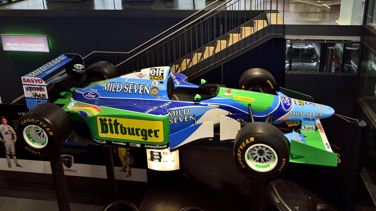 Michael Schumachers Benetton Ford B194. Das Weltmeisterfahrzeug aus der Formel 1 Saison 1994.  Aufnahme am 16.11.2021 in der Motorworld Köln, 