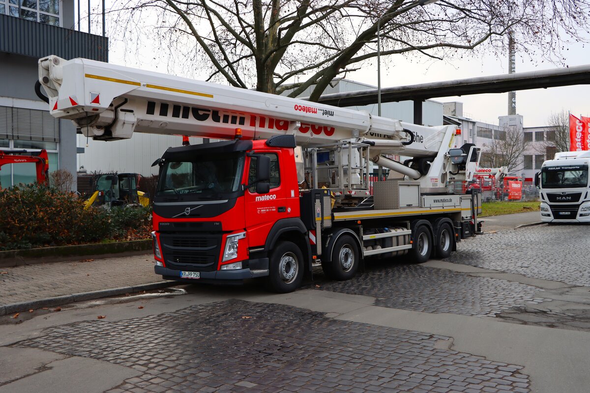 miet Mateco Volvo FM mit Palfinger P750 75 Meter Arbeitsbühne am 17.01.26 in Frankfurt am Main Osthafen
