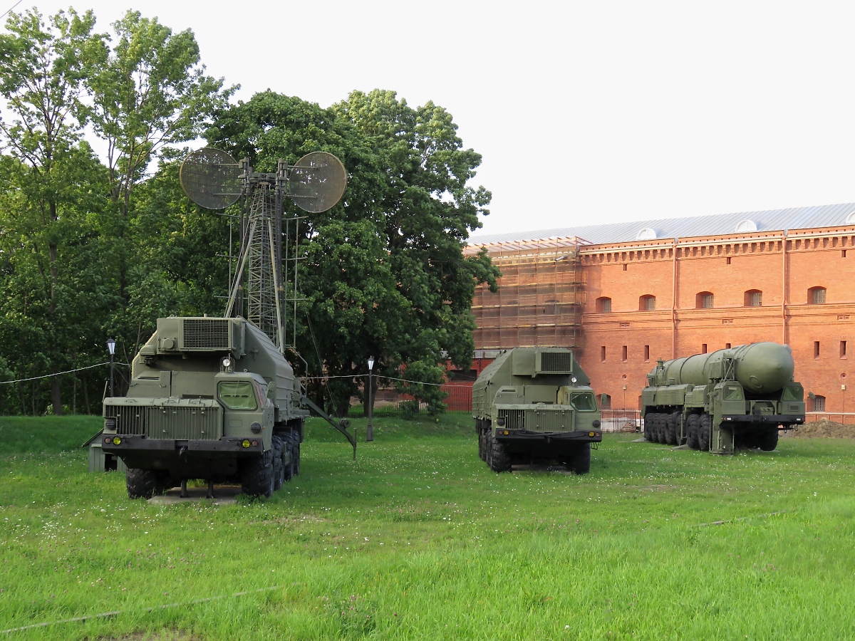 Militärfahrzeuge am Artillerie-Museum in St. Petersburg, 19.8.17 