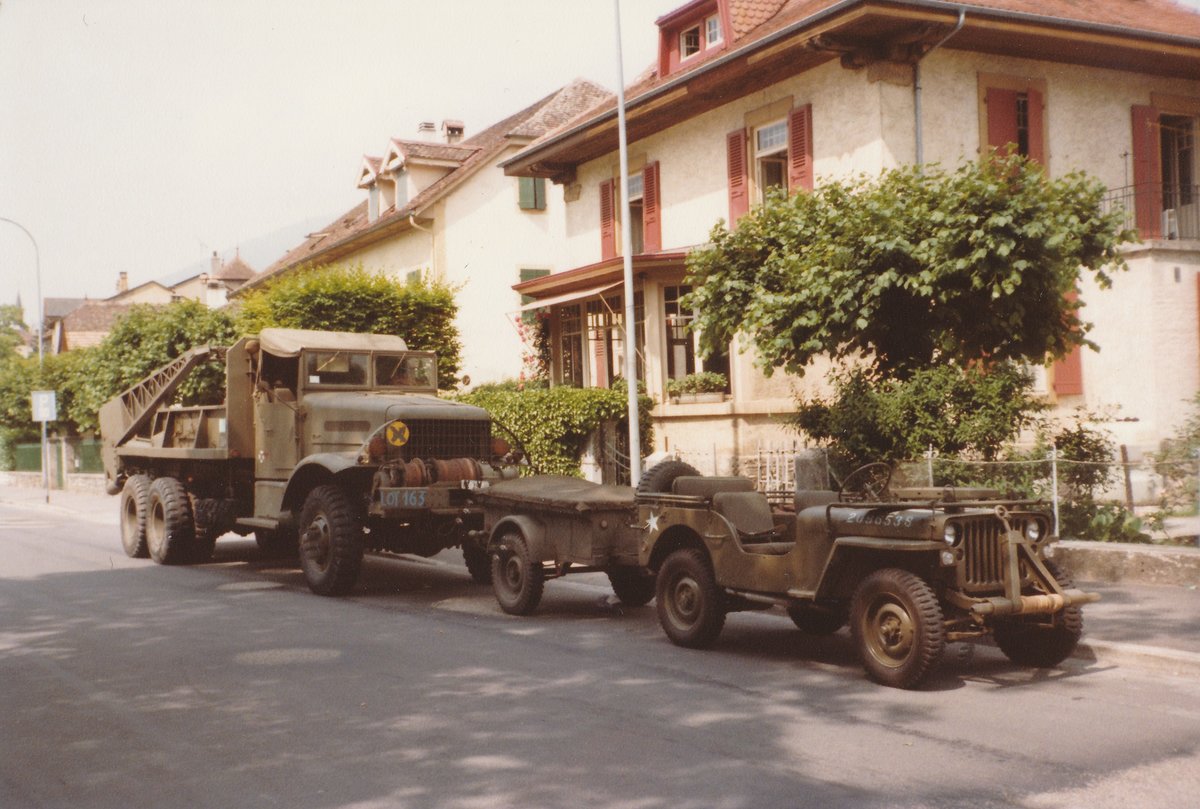 Militärfahrzeuge CH ehemals USA von Walter Ruetsch
Willys Armee-Jeep mit Anhänger in Solothurn im Juni 1981.
Im Hintergrund erkennbar ist ein Kranwagen Ward La France Model 1000.
Foto: Walter Ruetsch