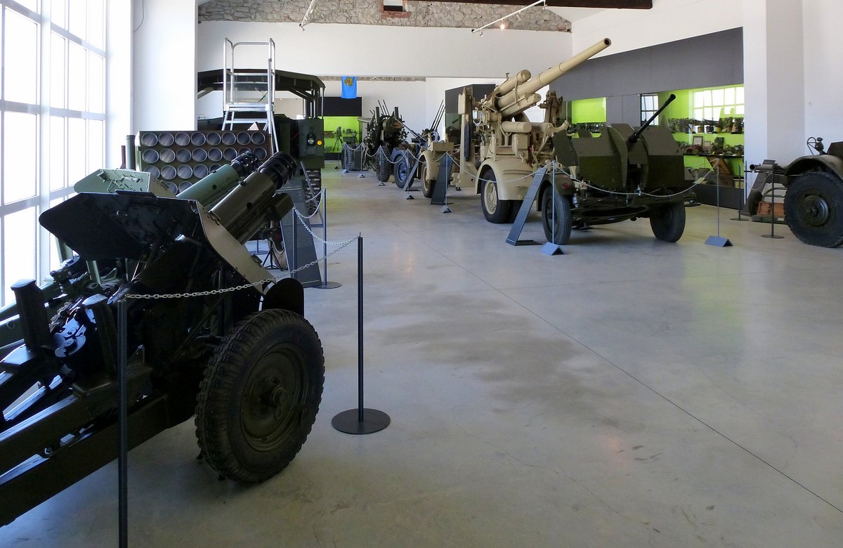 Militärmuseum in Pivka/Slowenien, Blick in die Ausstellungshallen, Juni 2016