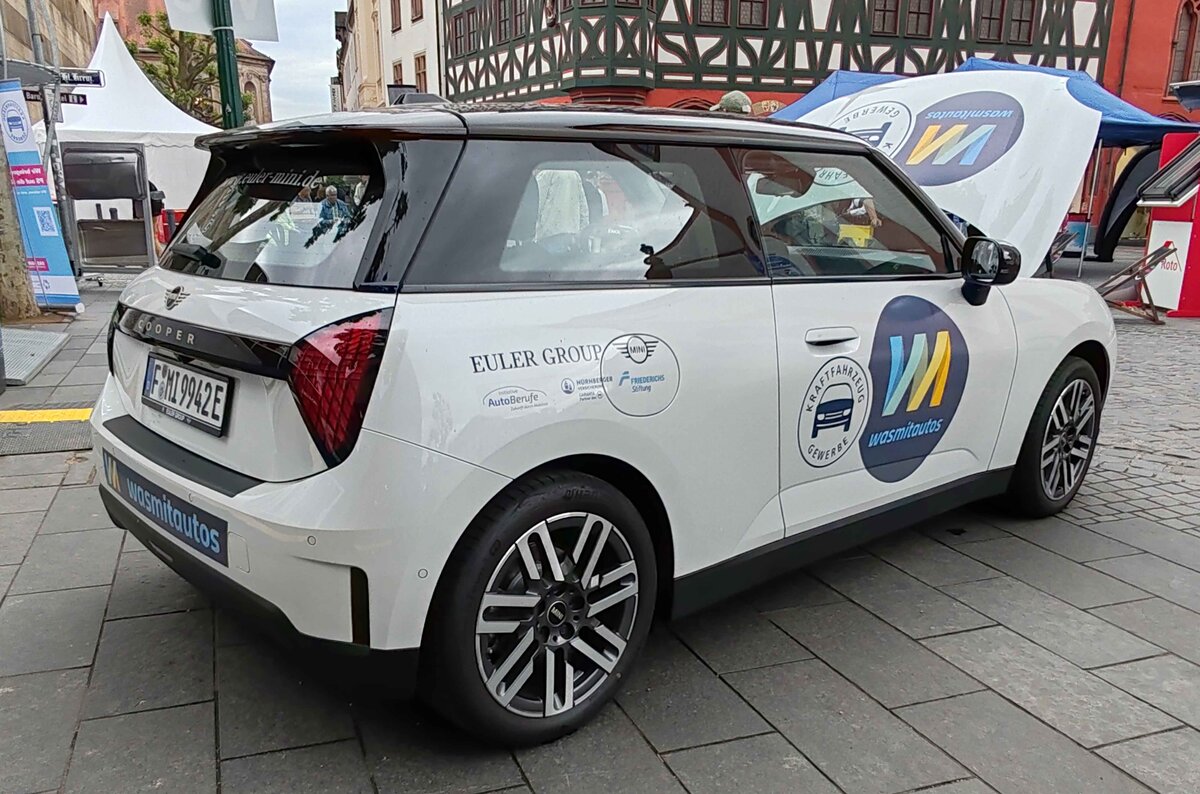 =Mini Cooper als Werbetr�ger f�r das KFZ-HANDWERK steht anl. des Hessentages in der Innenstadt von Fulda, 06-2026