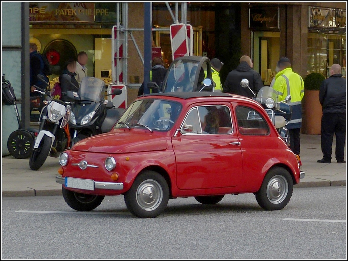 Mit einem solchen kleinen Fiat ist es bestimmt einfacher in einer Grostadt einen Parkplatz zu finden, als mit vielen anderen Wagen. 17.09.2013