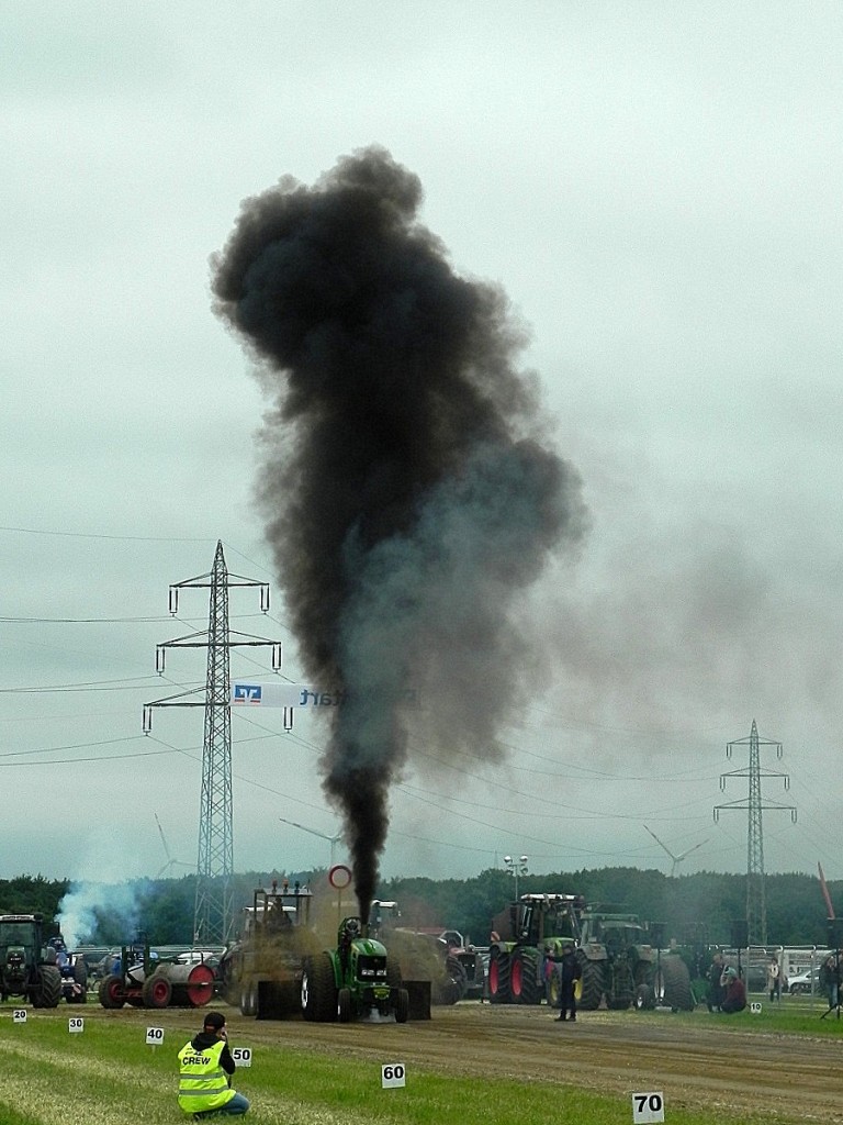 Mit kräftig Rauch zog ein Tractor den Bremswagen über das Feld in Viersen Bockert.

Viersen Bockert 21.06.2015