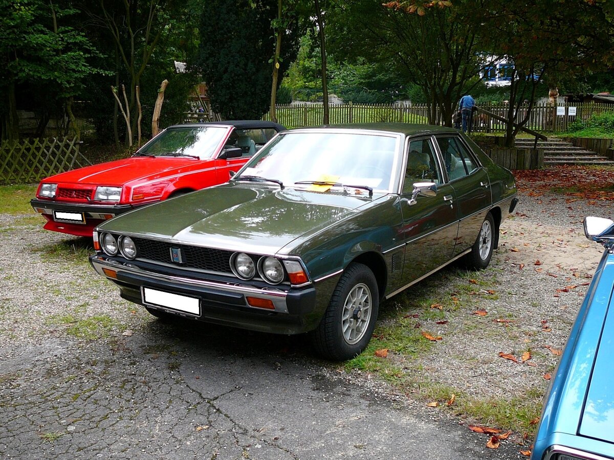 Mitsubishi A120 Galant Limousine, wie sie von 1977 bis 1980 im Verkaufsprogramm war. Im Grunde der Galant der dritten Generation, aber der erste in Europa angeboten. Ein Jahr später folgte ein fünftüriges Kombimodell. Serienmäßig waren die Galant´s mit damals schon mit getönten Scheiben, höhenverstellbarem Lenkrad, einer Fernentriegelung für die Kofferraumklappe, einem Fünfganggetriebe bei den GLX-Modellen und hinteren Kopfstützen ausgestattet. Es waren zwei Vierzylinderreihenmotoren lieferbar: 1597 cm³ mit 75 PS oder 1995 cm³ mit 85 PS oder 98 PS. Das Spitzenmodell 2000GLX stand mit einem Kaufpreis von DM 13.790,00 in der Preisliste von Mitsubishi. Nippon Classic Days an der Essener Dampfbierbrauerei im Jahr 2008 oder 2009.