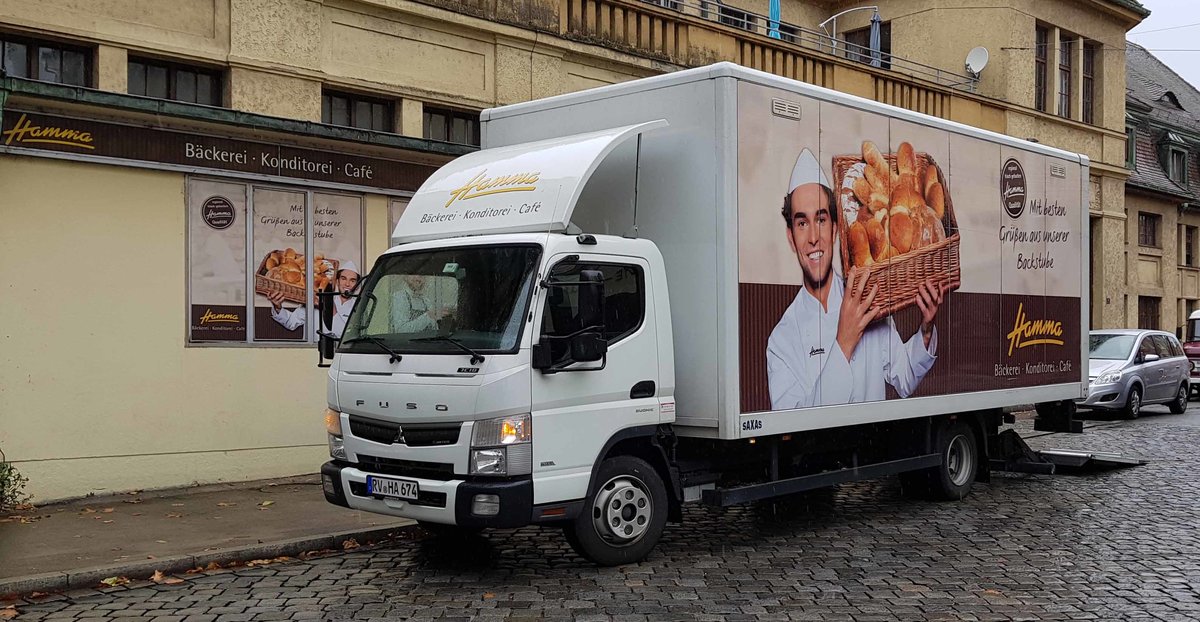 =Mitsubishi Fuso der Bäckerei HAMMA auf Auslieferungstour in Lindau im Oktober 2019