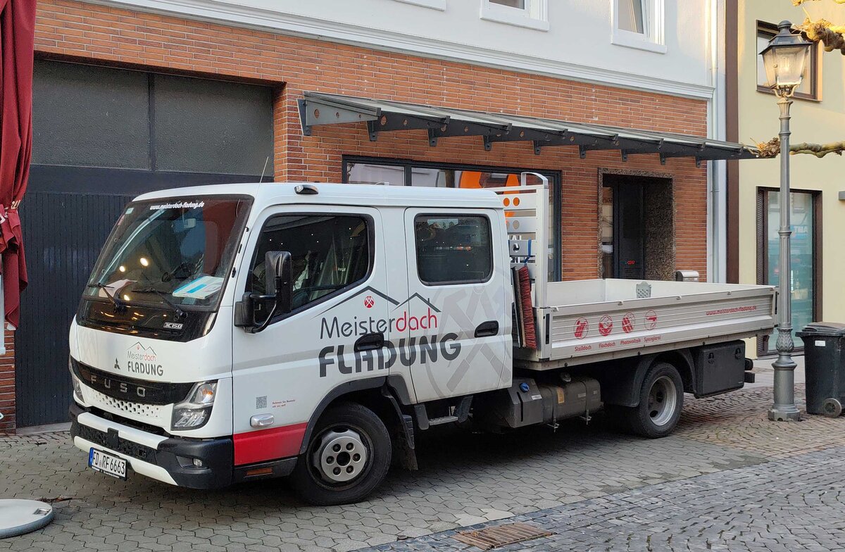 =Mitsubishi Fuso vom Dachdeckerbetrieb FLADUNG steht im Dezember 2025 in Hünfeld