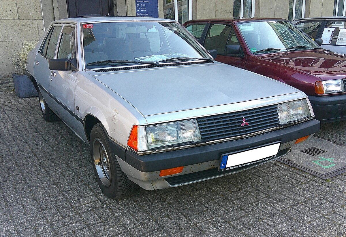 Mitsubishi Galant Limousine der Baureihe A160. Die Baureihe A160 geh�rte zur vierten Generation der  Galant-Baureihe  und zur zweiten in Deutschland verkauften. In dieser Version war der Galant, der als viert�rige Limousine und f�nft�riges Kombimodell lieferbar war, von 1980 bis 1984 im Verkaufsprogramm der Marke mit den drei Diamanten im Markenlogo. Das Modell war mit vier verschiedenen Vierzylinderreihenmotoren lieferbar: 1597 cm� mit 75 PS, 1997 cm� mit 102 PS, 1997 cm� mit Turboaufladung und 170 PS, sowie einem Dieselmotor, ebenfalls mit Turboaufladung und einem Hubraum von 2346 cm� und einer Leistung von 84 PS. 18. Oldtimer Fr�hling des AMC Kettwig am 01.05.2026 in Essen Kettwig.