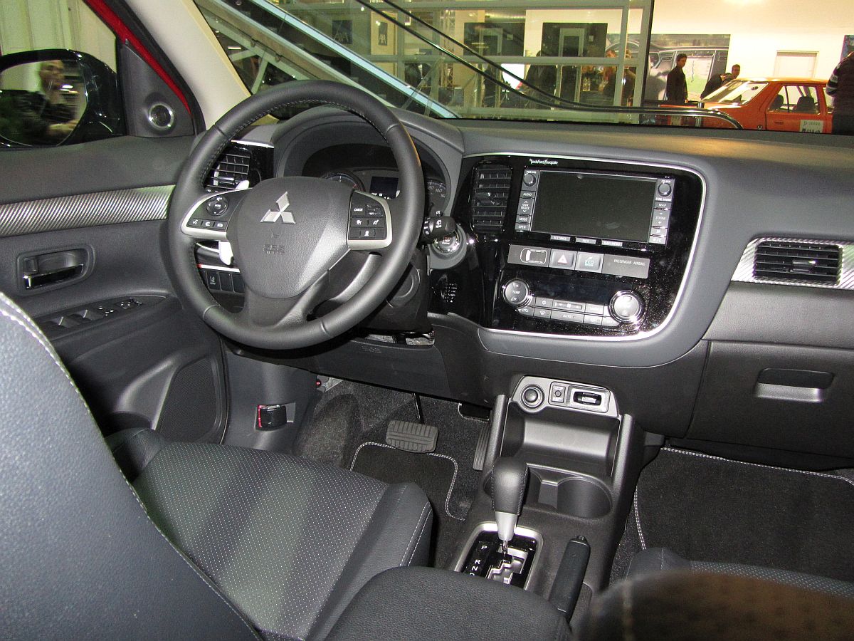 Mitsubishi Outlander (Interieur), gesehen auf dem Auto Zürich 2014.