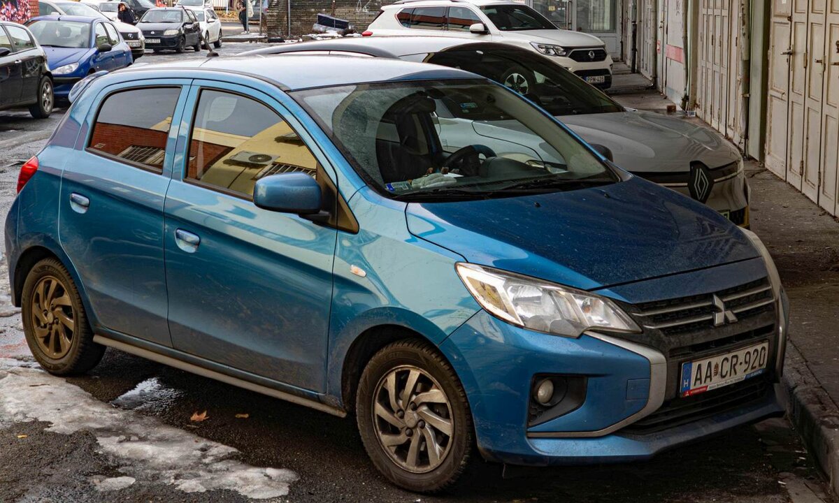 Mitsubishi Space Star Mk2 in der Farbe  Sapphire Blue . Hier handelt es sich nicht mehr um einen MPV sondern um einen Stadtwagen, der ganz billig angeboten wirde. Die Aufnahme stammt von 01.2026.