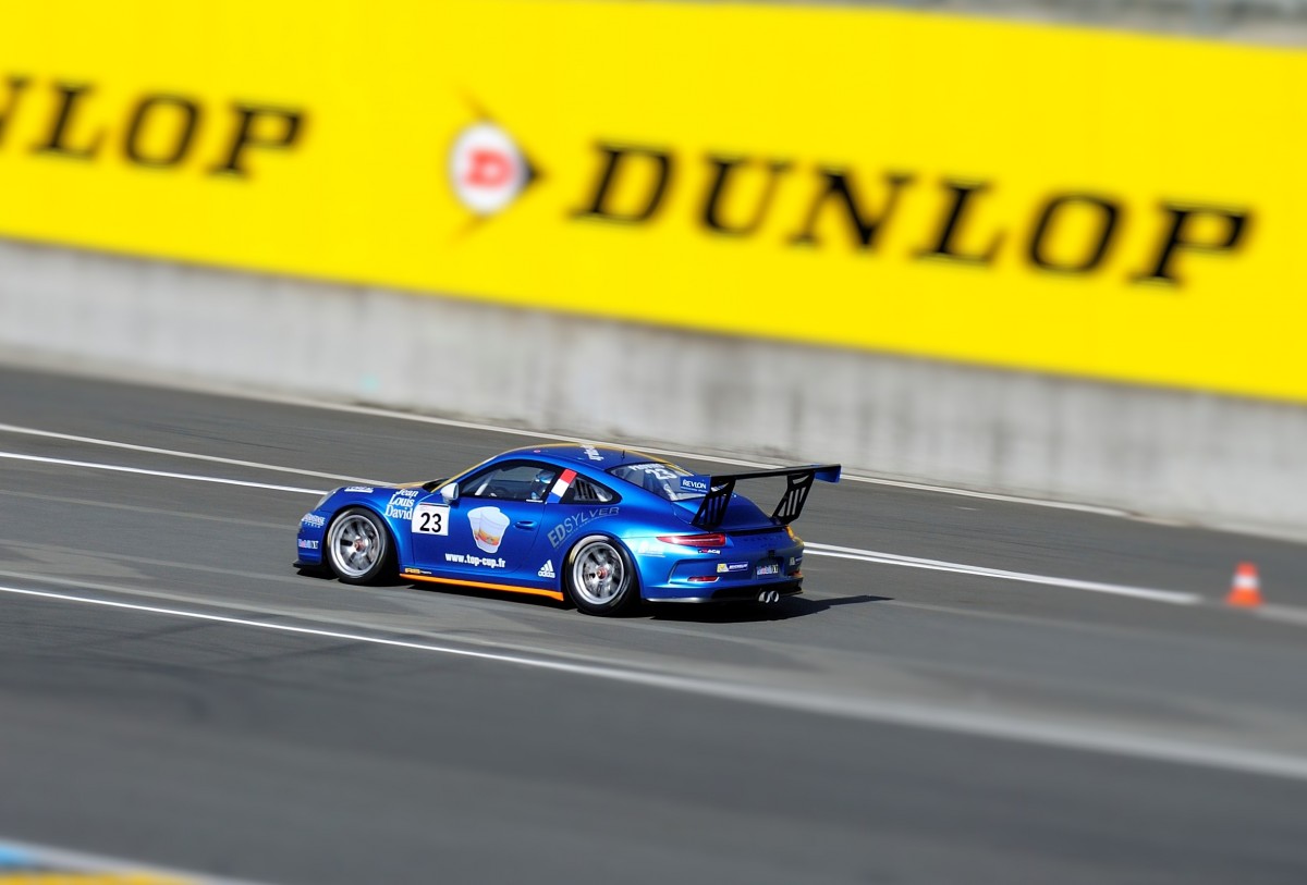 Mitzieher beim Porsche Cup France #23 , Porsche 911 GT3 Type 991, beim Training zum Vorrennen der 24h von Le Mans 2014. Tilt Shift (Miniatureffekt) bearbeitet.