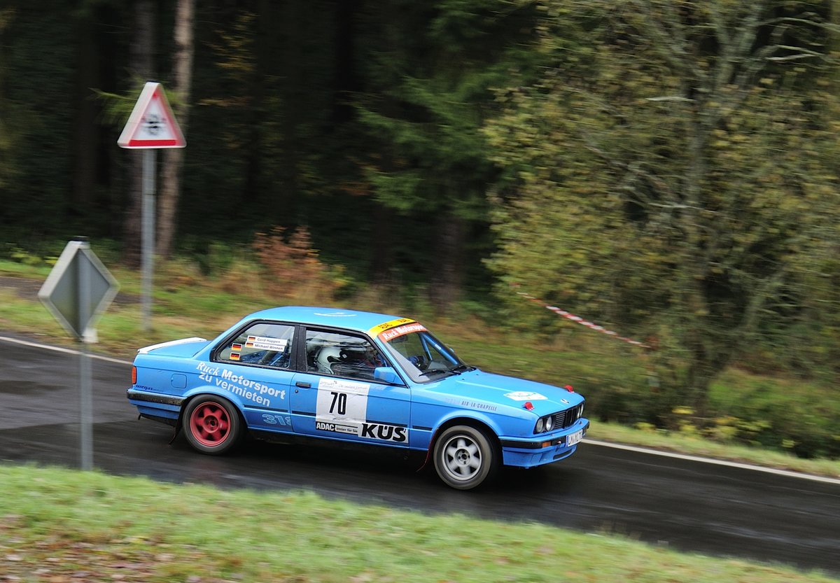 Mitzieher BMW 318is, Nr.52, Michael Winnen & Gerd Hüppen  bei der  Youngtimer  39. ADAC Rallye Köln Ahrweiler 12.11.2016, Morgens -2° auf teils noch glaten Asphalt