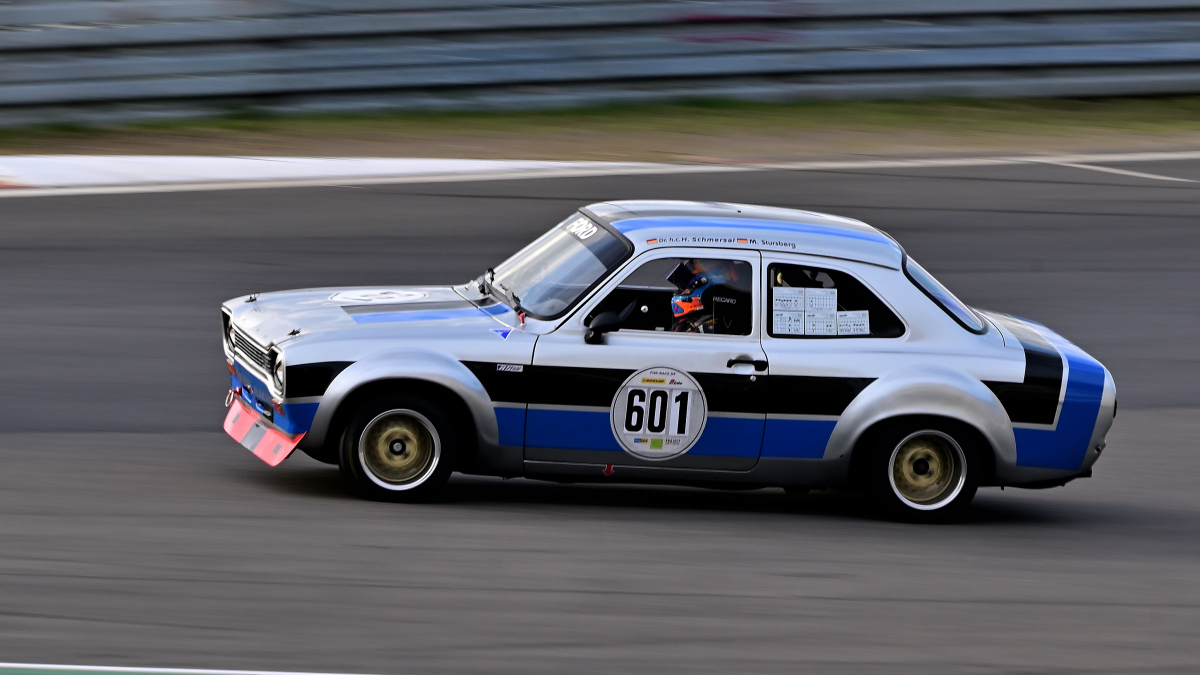 Mitzieher Ford Escort MK1 RS 1600 , Historic Championship’ 81 (vormals HEC/HTGT) ist die �lteste, historische Rennserie in Deutschland. Zugelassen sind Touren- und GT-Fahrzeuge bis Baujahr 1981 und Rennsportfahrzeuge bis Baujahr 1971.
Aufnahmen vom: N�rburgring Classic am 13.06.2026, aus den Zuschauer Bereichen.