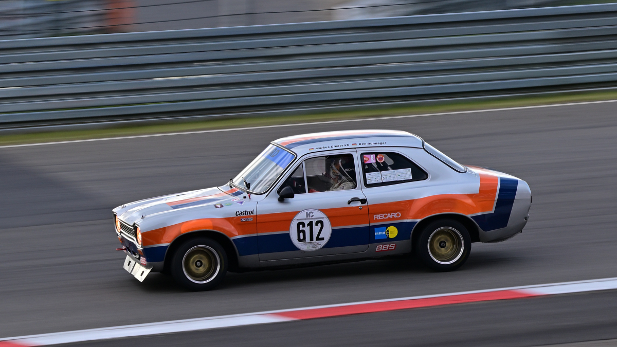 Mitzieher Ford Escort MK1 RS 1600 , Historic Championship’ 81 (vormals HEC/HTGT) ist die �lteste, historische Rennserie in Deutschland. Zugelassen sind Touren- und GT-Fahrzeuge bis Baujahr 1981 und Rennsportfahrzeuge bis Baujahr 1971.
Aufnahmen vom: N�rburgring Classic am 13.06.2026, aus den Zuschauer Bereichen.