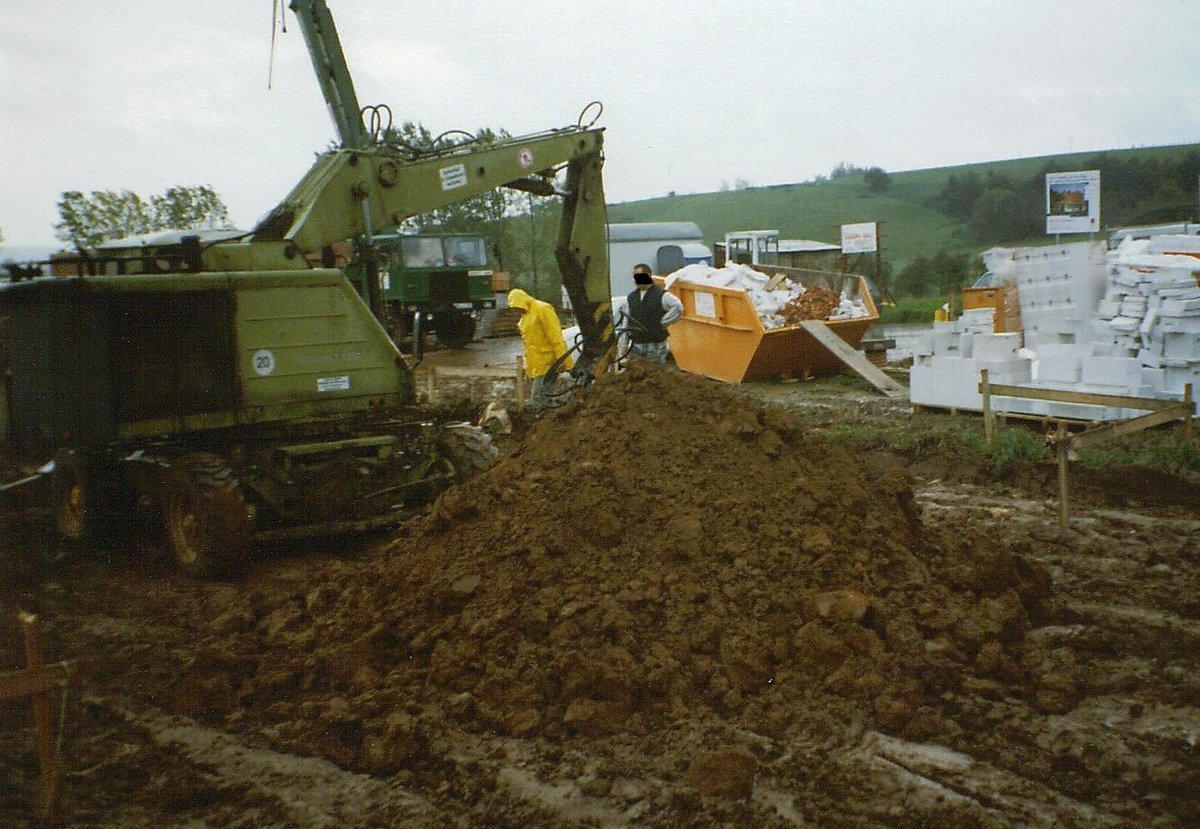 Mobilbagger T 174/2 Bauj:1988 beim Aushub einer Baugrube in Herreden Bild vom Februar 1996