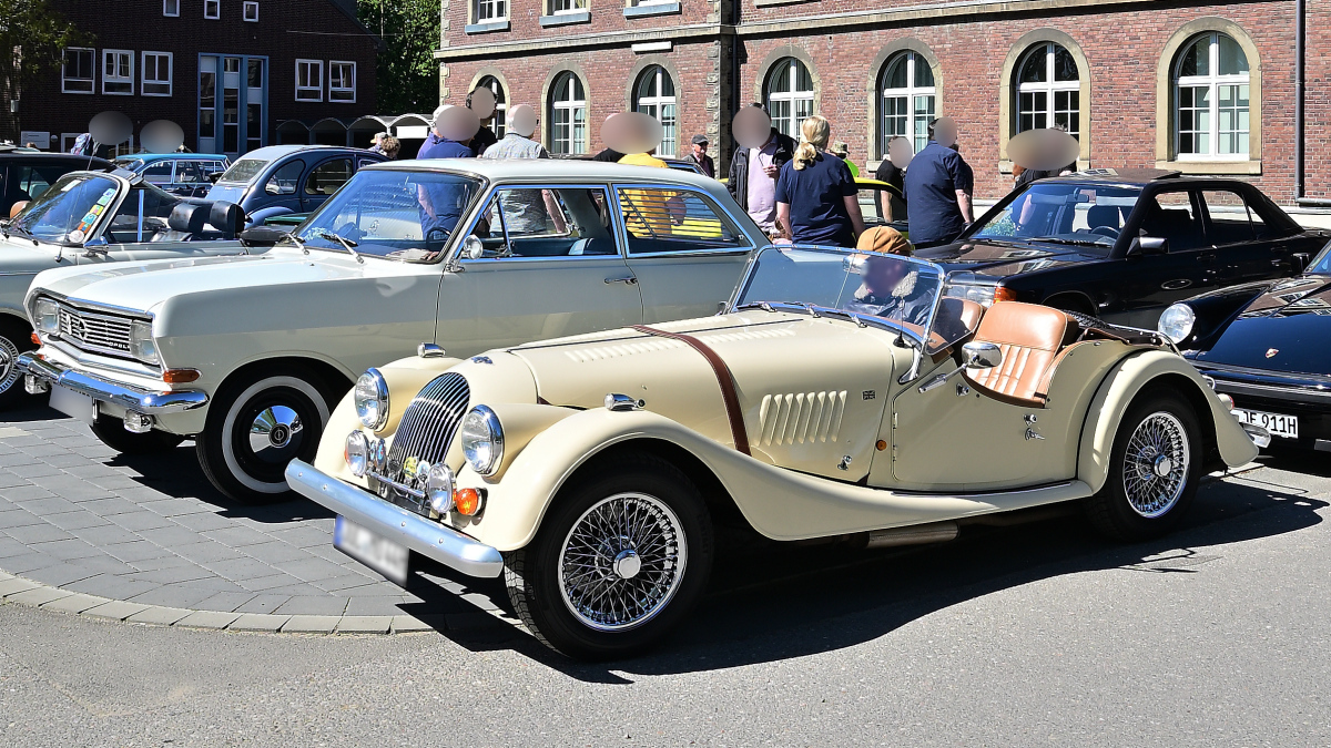Morgan 4/4 Roadster & Opel Rekord A, am 1.5.2026 auf dem Show / Ausstellungsgel�nde des Fr�hlingserwachen der Oldtimerfreunde Grenzland, Loherhof Geilenkirchen