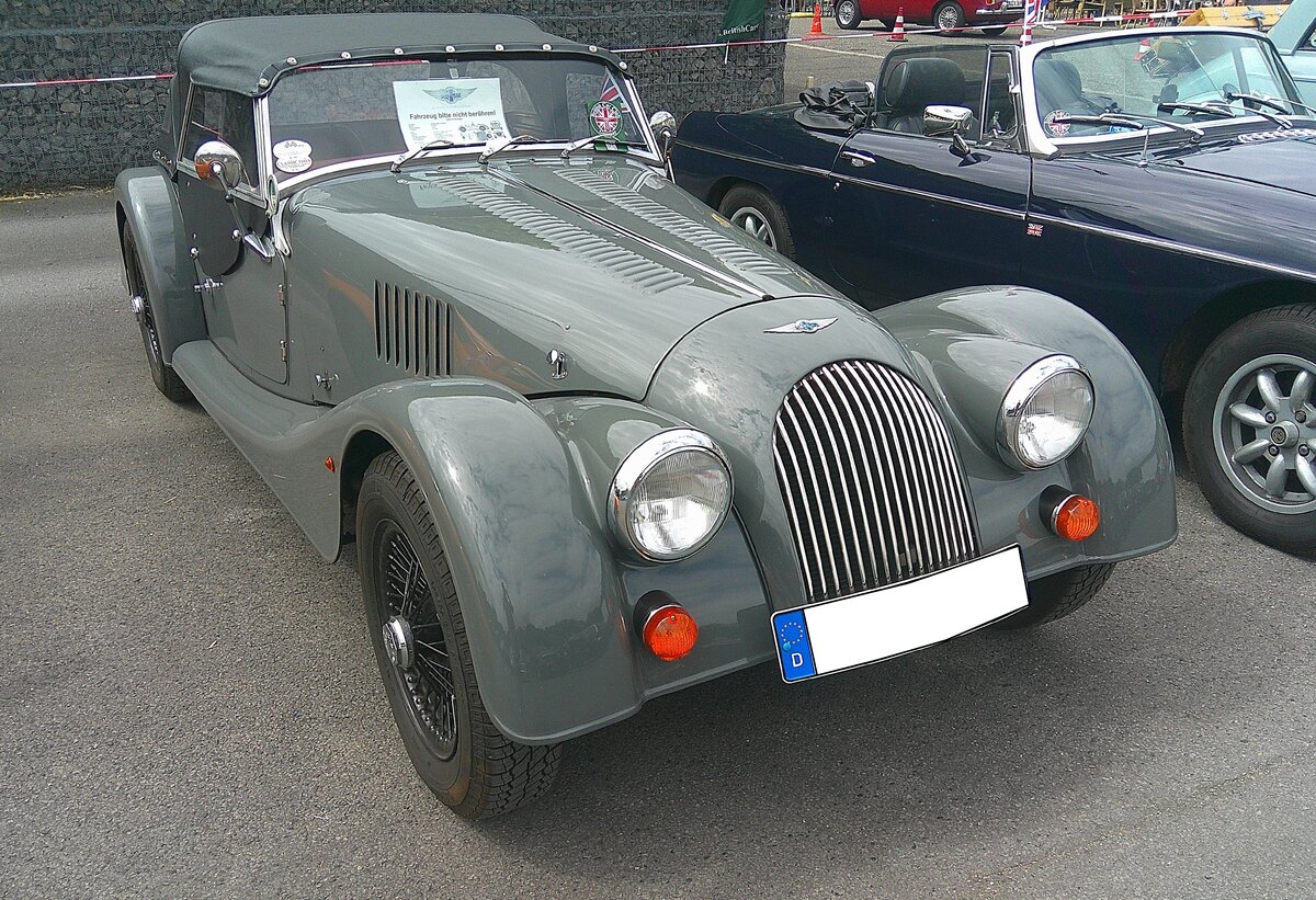 Morgan Plus 4 two seater Roadster im Farbton sport grey aus dem Jahr 2000. Hier wurde ein Morgan Plus 4 der zweiten Generation abgelichtet. Diese Baureihe wurde von 1985 bis ins Jahr 2000 in Handarbeit gebaut. Der Ford-Kent Vierzylinderreihenmotor hat einen Hubraum von 1595 cm� und leistet 85 PS. Die H�chstgeschwindigkeit gab die Marke aus dem englischen Malvern Link mit 170 km/h an. 10. BCMM ( B ritish C ar M otorcycle M eeting) am 19.07.2026 an Mo´s Bikertreff in Krefeld.