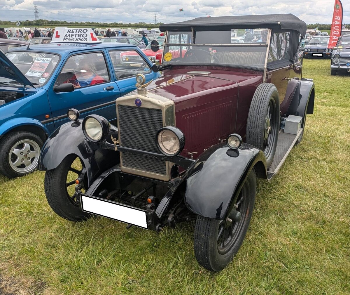 Morris Cowley Tourer  Flat Nose  aus dem Jahr 1929. Bereits 1915 brachte Morris die Modellreihe  Cowley  auf den Markt. Damals hatte das Modell noch einen spitz nach vorne zu laufenden K�hlergrill und erhielt daher im Volksmund den Spitznamen  Bullnose . Im Jahr 1926 erhielt das Modell ein neues Chassis, eine ver�nderte Bremsanlage und einen rechteckigen K�hlergrill. Dieser war in der Produktion g�nstiger und im K�hlverhalten effizienter als der alte  Bullnose-K�hler . Durch die Zusammenarbeit von Morris mit der Pressed Steel Company konnten erstmals drei standardisierte Ganzstahlkarosserien angeboten werden. Dieses waren der  Open-Tourer  als Zwei- oder Viersitzer, die Saloon genannte Limousine und das  Doctor´s-Coupe  (Ein kompaktes, geschlossenes Coupe mit zwei Sitzen, das besonders bei Land�rzten f�r Hausbesuche beliebt war). Insgesamt setzte Morris �ber 201.000 Cowley  Flat Nose  Fahrzeuge ab. Der seitengesteuerte Vierzylinderreihenmotor hat einen Hubraum von 1548 cm� und leistet, je nach Baujahr, zwischen 25 PS und 27 PS. Castle Combe Vintage Show am 19.05.2024 in Wiltshire/England.