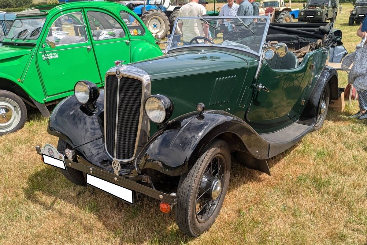 Morris Eight MK1 Tourenwagen Fourseater. Gebaut wurde das Modell in dieser Form von 1934 bis 1937 in etlichen Karosserieversionen. Der  Eight  war als Konkurrenz zum, in Gro�britannien sehr erfolgreichen Ford Model Y, entwickelt worden. Die MK1 Modelle wurden 1937 durch den optisch modifizierten MK2 abgel�st. Der Vierzylinderreihenmotor leistet 23 PS aus einem Hubraum von 916 cm�. Der gezeigte Morris wurde im April 1937 erstmalig zum britischen Stra�enverkehr zugelassen. Classic car meeting in Pontypool/South Wales am 17.05.2025.
