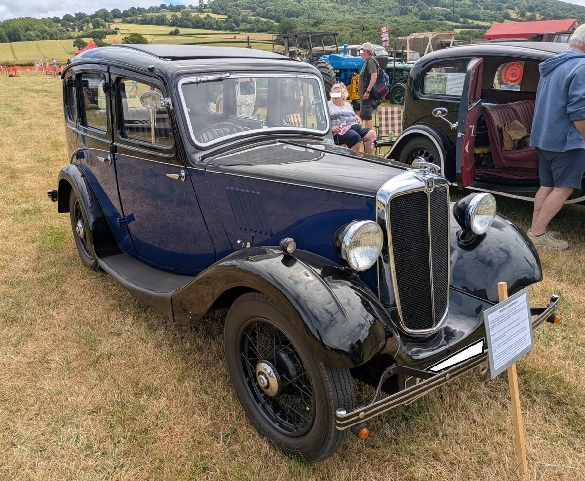 Morris Eight Series 1 fourdoor Saloon aus dem Jahr 1936. Die Baureihe  Eight  wurde von Morris als Antwort auf den, am britischen Markt, sehr erfolgreichen Ford Model Y entwickelt. Dank moderner Flie�bandfertigung und gehobener Ausstattung eroberte Morris mit diesem Modell die Marktf�hrerschaft von Ford in Gro�britannien zur�ck. Das Modell war in etlichen Karosserieversionen lieferbar. Der viert�rige Saloon galt in der Kleinwagenklasse als erstaunlich ger�umig und bot Platz f�r vier Erwachsene. Im Vergleich zum g�nstigeren Zweisitzer zeichnete sich die teurere viert�rige Variante durch folgende Details aus: Gut gepolsterte Ledersitze und ein Schiebedach, das Armaturenbrett war mit Tachometer, Kilometerz�hler, �ldruckanzeige, Tankanzeige und Amperemeter ausgestattet, eine charakteristische zweifarbige Lackierungen (meistens schwarz kombiniert mit dunkelblau oder dunkelgr�n), freistehende Scheinwerfer mit Flachglas sowie eine ausstellbare Windschutzscheibe zur Bel�ftung. Der Vierzylinderreihenmotor hat einen Hubraum von 918 cm� und leistet 23,5 PS. Im Jahr 1936 musste man � 142,00 f�r ein solches Auto anlegen. Classic car meeting in Pontypool/South Wales am 17.05.2025.
 