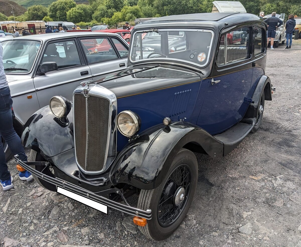 Morris Eight Series 1 twodoor Saloon aus dem Jahr 1936. Der erfolgreiche Kleinwagen aus Cowley/Oxfordshire kam 1935 auf den Markt und war als zwei- und viertürige Limousine, offener Tourenwagen und als zweitüriger Kastenwagen lieferbar. Der gezeigte Wagen ist mit dem damals aufpreispflichtigen  Sunshine-Roof  ausgestattet. Auch die Stoßfänger mit den integrierten Blinkern kosteten £ 2,00 und 10 Shilling Aufpreis. Angetrieben wird der Wagen von einem Vierzylinderreihenmotor mit einem Hubraum von 918 cm³ mit rund 24 PS. Die Höchstgeschwindigkeit soll um die 95 km/h betragen haben. Oldtimer meeting in Blaenavon/South Wales am 13.07.2024.