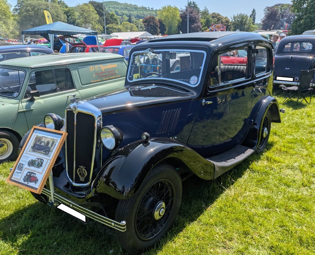 Morris Eight Series 1 twodoor Saloon aus dem ersten Modelljahr dieser Baureihe. Der erfolgreiche Kleinwagen aus Cowley/Oxfordshire kam 1935 auf den Markt und war als zwei- und viert�rige Limousine, offener Tourenwagen und als zweit�riger Kastenwagen lieferbar. Der gezeigte Wagen ist mit dem damals aufpreispflichtigen  Sunshine-Roof  ausgestattet. Angetrieben wird der Wagen von einem Vierzylinderreihenmotor mit einem Hubraum von 918 cm� mit rund 24 PS. Abergavenny Steam and Vintage Show am 27.05.2023. 