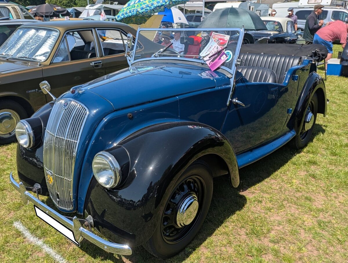Morris Eight Series E Tourer aus dem Jahr 1939. Die Kleinwagen-Baureihe Morris Eight wurde bereits Mitte der 1930´er Jahre auf den Markt gebracht. Bereits 1937 wurde der Series 1 durch den optisch �berarbeiteten, aber technisch fast identischen Morris Eight Series II abgel�st. Das letzte Modell der Baureihe  Eight  war der gezeigte Series E, der kurz vor Beginn von WW2 auf den Markt kam. Das Modell war als Open Tourer (Foto) oder viert�rige Limousine namens Saloon zu bekommen. Das markanteste Merkmal dieses Modelles ist der damals sehr modern gewesene K�hlergrill im sogenannten  Wasserfall-Design . W�hrend des Krieges wurde das Modell f�r das Milit�r, auch als geschlossener Kastenlieferwagen, weiter gebaut. Nach WW2 wurde bis ins Jahr 1948 nur noch die Limousine produziert. Der Vierzylinderreihenmotor hat einen Hubraum von 918 cm� und leistet genau 30 PS. Abergavenny Steam and Vintage Show am 27.05.2023.