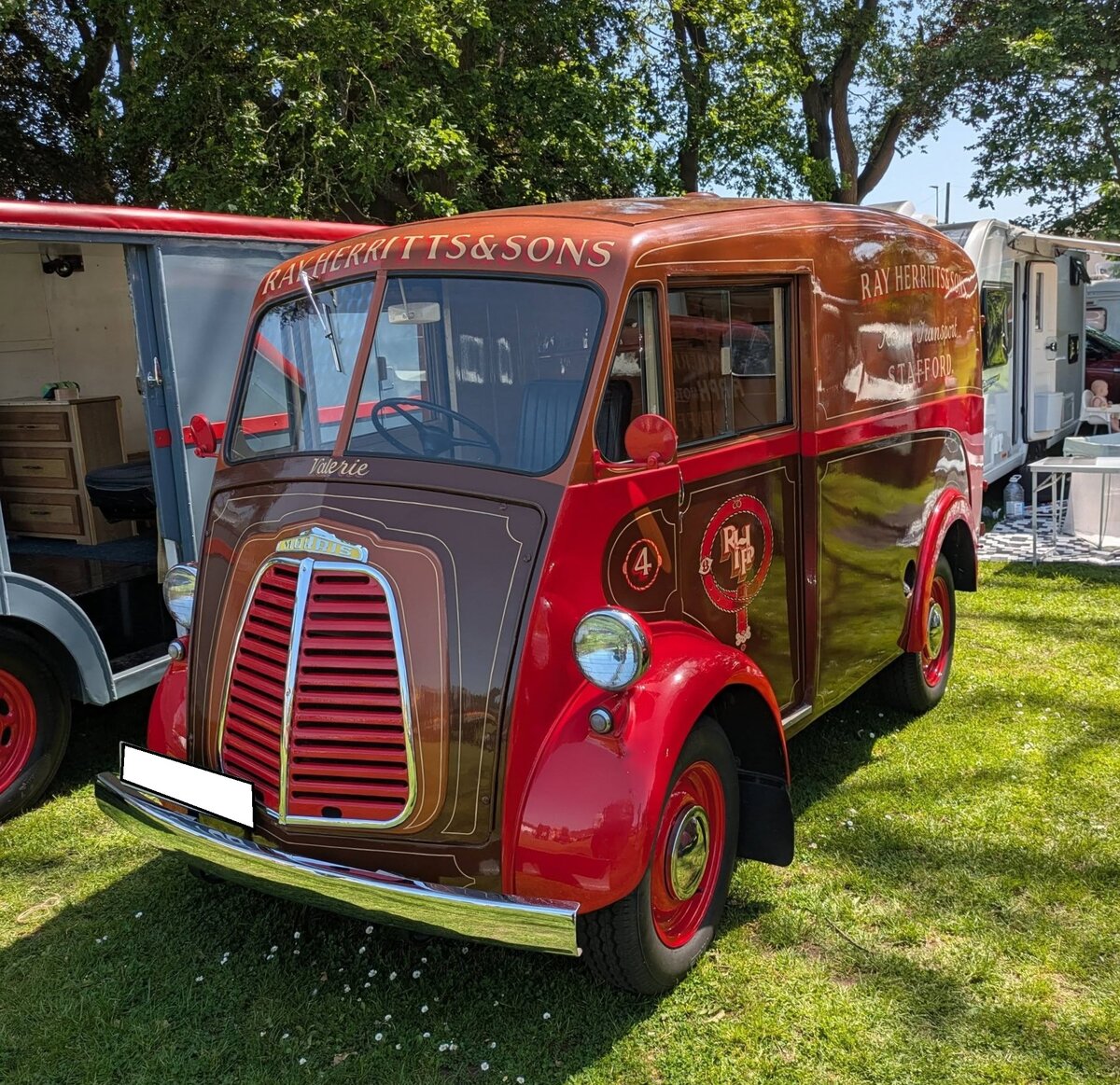 Morris JB Lieferwagen, wie er von 1957 bis 1961 als Weiterentwicklung des Morris J aus der Nachkriegszeit. produziert wurde. Er wurde bei der britischen Royal-Mail und etlichen Lieferdiensten recht h�ufig eingesetzt. Charakteristisch war sein geschwungenes Design und die Schiebet�r an der Fahrerkabine. Beladungstechnisch wurde das Modell als 10 cwt, also 500 Kilogramm Nutzlast eingestuft. Der Vierzylinderreihenmotor vom Typ BMC-B hat einen Hubraum von 1497 cm� und leistet 50 PS. Abergavenny Steam and Vintage Show am 27.05.2023. 