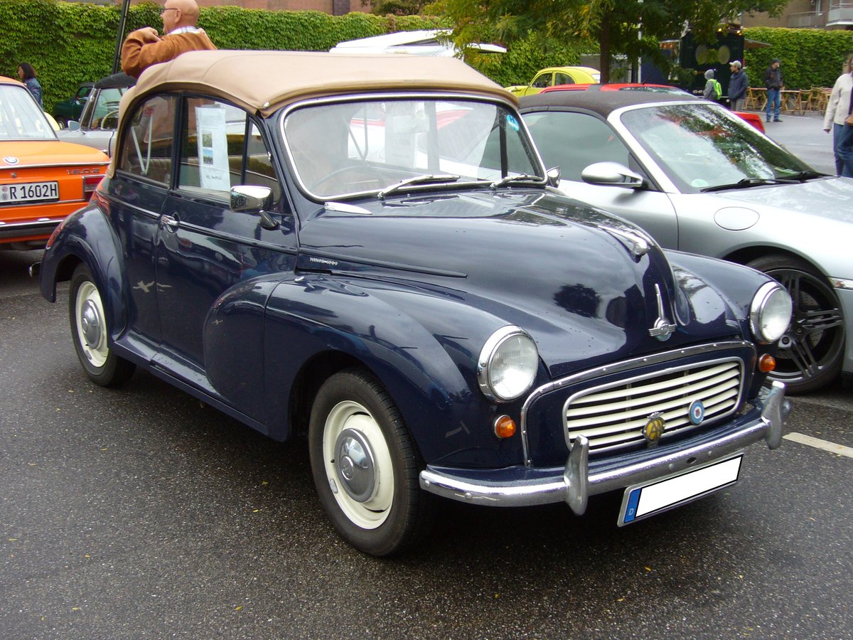 Morris Minor 1000 Convertible. 1956 - 1971. Als Minor MM wurde der englische  Volkswagen  im September 1948 vorgestellt. 1952 bekam dieses Modell sein erstes Facelift und nannte sich von da an Morris Minor Series II. Nach den Werksferien 1956 hieß der Wagen dann Minor 1000. Er wurde als Limousine, Traveller genannte Kombi, Cabriolimousine (wie abgelichtet) und als Kastenlieferwagen angeboten. Von 1956 - 1962 leistete der 4-Zylinderreihenmotor 38 PS aus 948 cm³ Hubraum. Ab 1963 wurde der Hubraum auf 1098 cm³ aufgebohrt und der Wagen leistete ab dann 48 PS. Herbstfest an der Düsseldorfer Classic Remise am 02.10.2016.