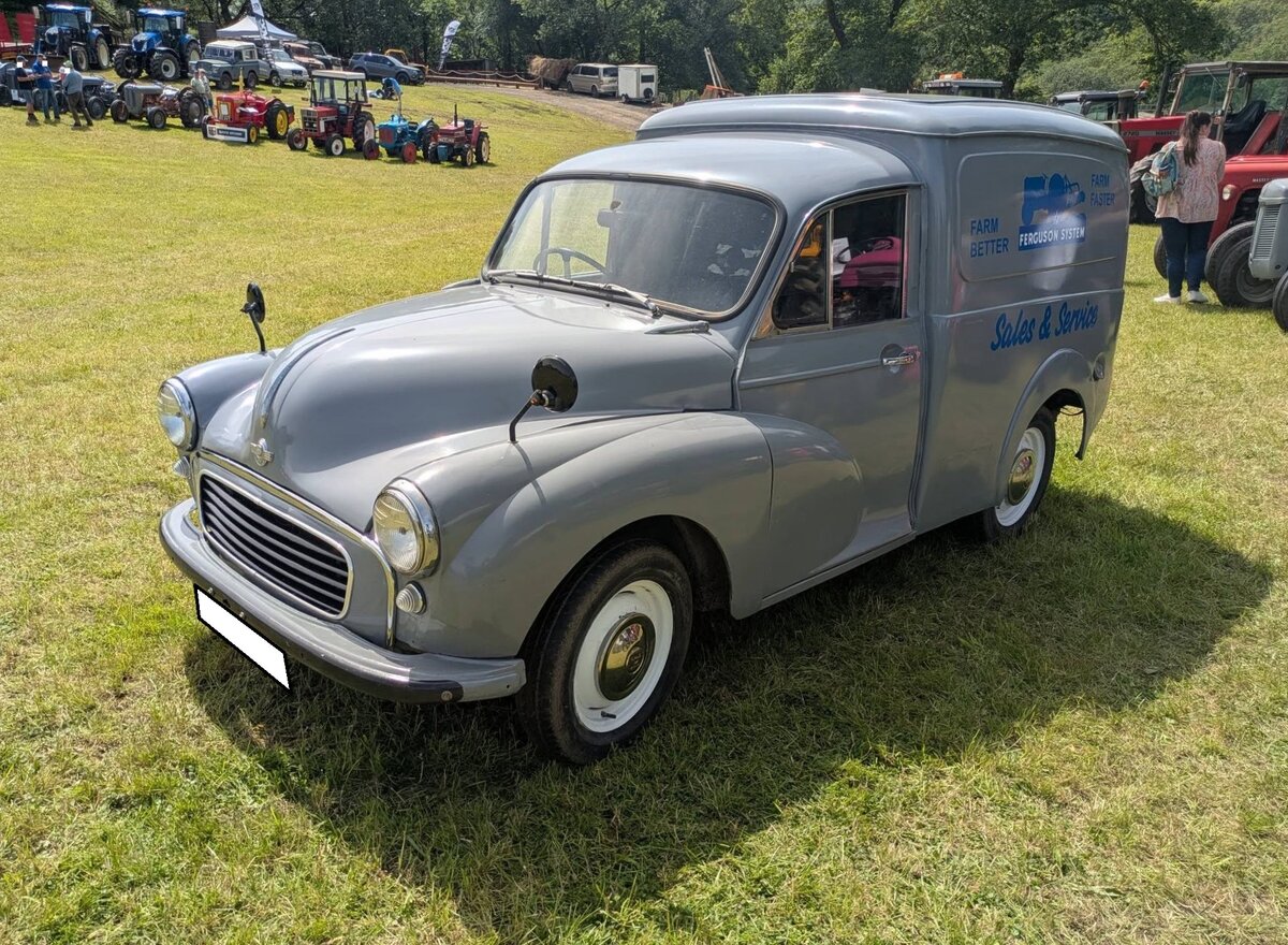 Morris Minor 1000 Kastenwagen, der im M�rz 1961 erstmalig zum britischen Stra�enverkehr zugelassen wurde. Der Vierzylinderreihenmotor hat einen Hubraum von 67 cui (1098 cm�) und leistet 49 PS. Angeblich sollte man in einen solchen Light-Van bis zu 400 Kilogramm zuladen k�nnen. Abergavenny Steam and Vintage Show am 27.05.2023.