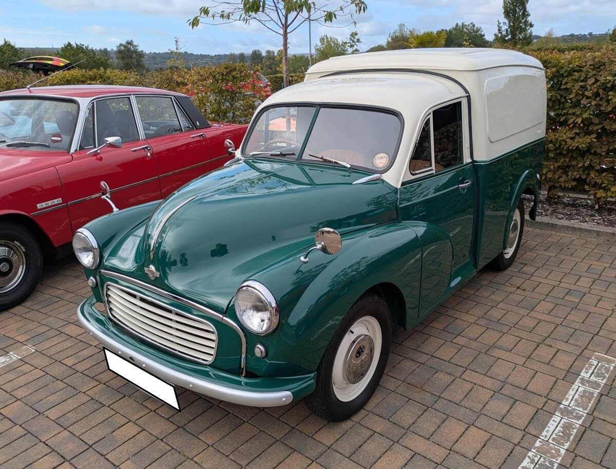 Morris Minor 1000 Kastenwagen, der im September 1955 erstmalig zum britischen Stra�enverkehr zugelassen wurde. Der Vierzylinderreihenmotor hat einen Hubraum von 67 cui (1098 cm�) und leistet 49 PS. Angeblich soll es sich bei diesem Van um ein Fahrzeug mit einer Zuladungskapazit�t von 750 handeln. Classic car show Sirhowy Valley am 21.09.2025. 