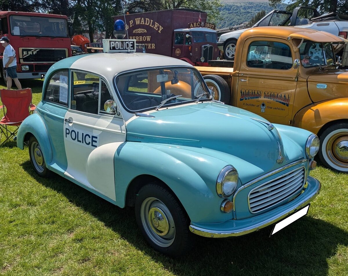 Morris Minor 1000 im Look eines englischen Streifenwagens der 1960´er und 1970´er Jahre. Der Vierzylinderreihenmotor hat einen Hubraum von 1098 cm� und leistet 49 PS. Abergavenny Steam and Vintage Show am 27.05.2023.
