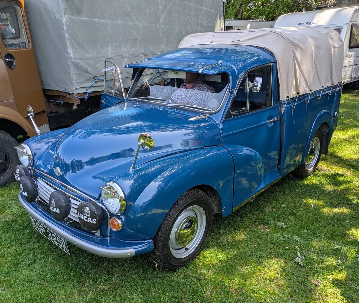 Morris Minor 1000 Pickup im Farbton bermuda blue aus dem Jahr 1971. Der Morris Minor war ein Kleinwagen, der sein Deb�t auf der Earl's Court Motor Show im September 1948 in London gab. Das Modell war als zwei- und viert�rige Limousine, zweit�rige Cabrio-Limousine, Kombimodell namens  Traveller  und eben als Pickup (Foto) lieferbar. Die Minor 1000 Modelle waren die letzte Serie dieser Baureihe. Sie wurden von 1956 bis 1971 produziert. Der gezeigte Wagen wurde im letzten Modelljahr = 1971 produziert. Der Vierzylinderreihenmotor hat einen Hubraum von 1098 cm� und leistet 48 PS. Abergavenny Steam and Vintage Show am 27.05.2023.