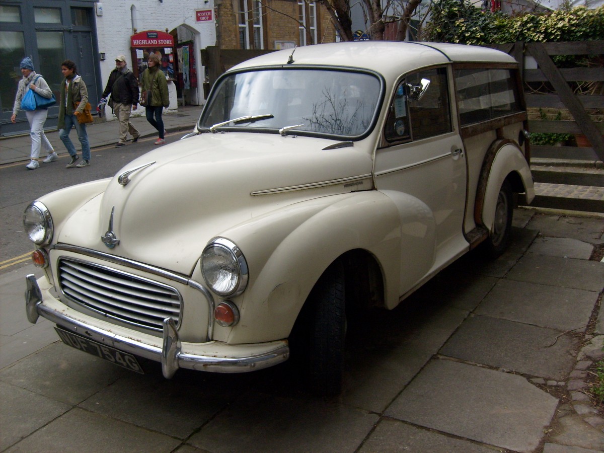 Morris Minor 1000 Traveller. 1956 - 1971. Der britische  Volkswagen  Minor wurde bereits 1948 als MM vorgestellt. Im Laufe seiner Produktionszeit erfuhr der Minor etliche Facelifts und Änderungen in der Motorisierung. Diesem, am 28.03.2015 in Nottinghill abgelichteten Minor, sieht man das harte Alltagsleben des Londoner Großstadtverkehrs an.