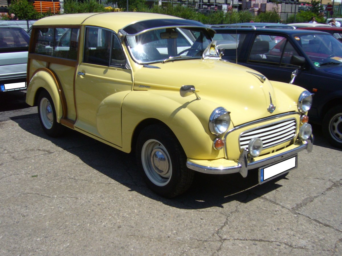 Morris Minor 1000 Traveller, gebaut von 1953 bis 1971. Der Minor wurde bereits 1948 als Morris MM vorgestellt. Erst 1953, da lief schon die Morris Minor Series II, wurde der Traveller mit Holzaufbau im Woodylook vorgestellt. Der abgelichtete Morris im Originalfarbton eggnog stammt aus dem Jahr 1968. Angetrieben wird der Kombi von einem Vierzylinderreihenmotor, der aus einem Hubraum von 1098 cm³ 50 PS leistet. Oldtimertreffen an der  Alten Dreherei  in Mülheim an der Ruhr am 15.06.2019.